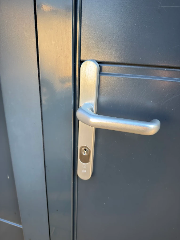 De installatie neemt gemiddeld slechts 30-45 minuten per deur in beslag, en u kunt direct genieten van verbeterde veiligheid. Of het nu 3 uur 's nachts is of een zondagmiddag: wij staan voor u klaar met onze 24/7 service.